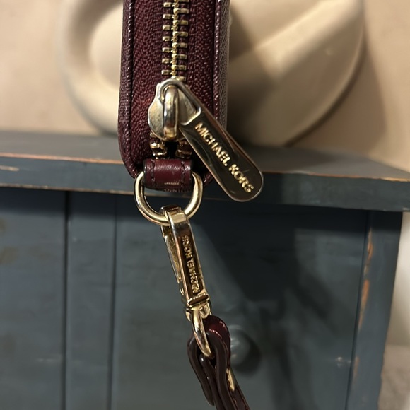 LIKE NEW Michael kors wristlet - Picture 4 of 8